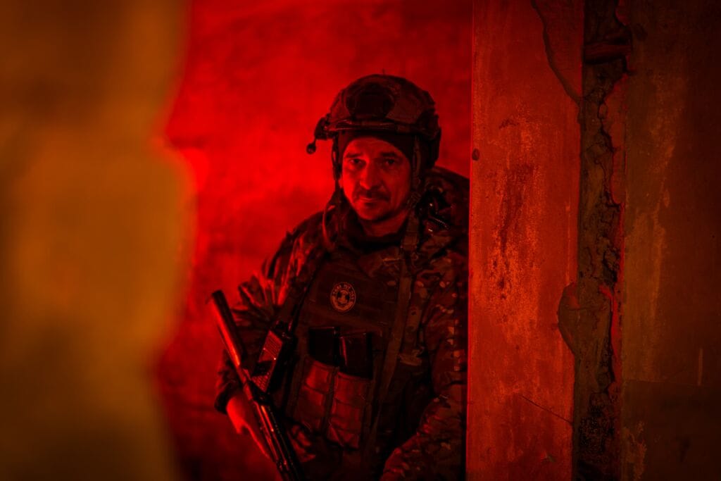 Батальйон «Гроза» боець в приміщенні
