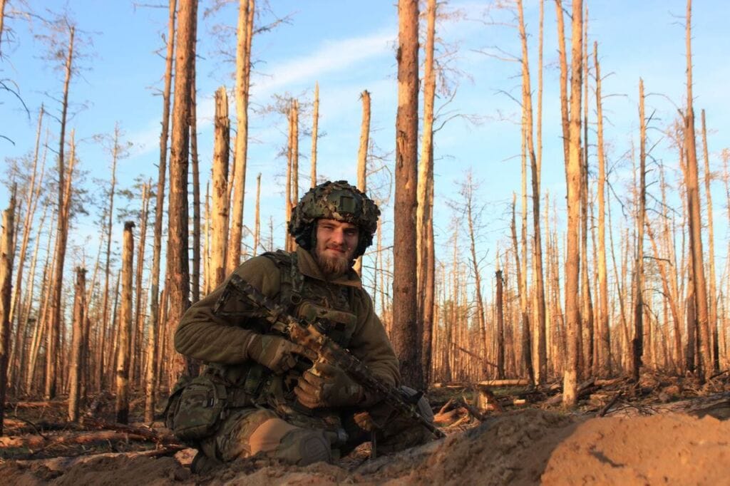 Батальйон Фортпост боець в лісі
