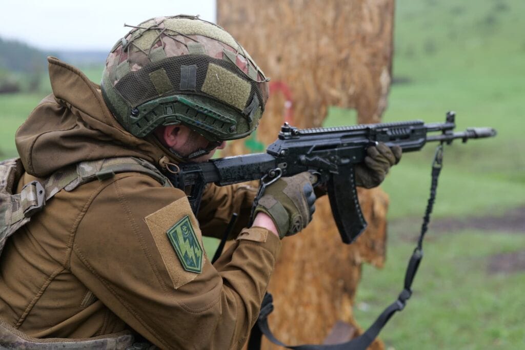 Батальйон «Гроза» боець цілиться з АК