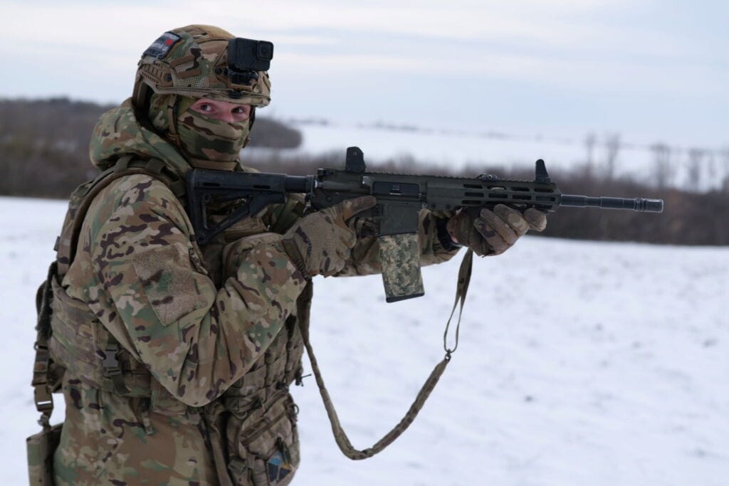 Батальйон «Гроза» боець стріляє в зимку