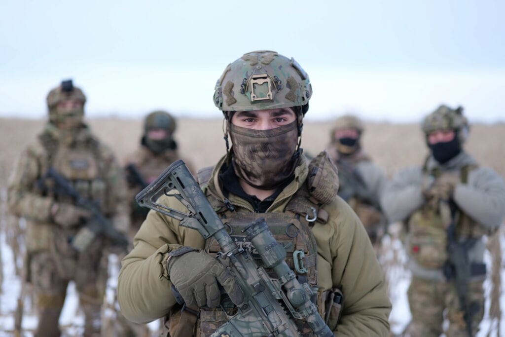 Батальйон «Гроза» боець в маскі та шоломі