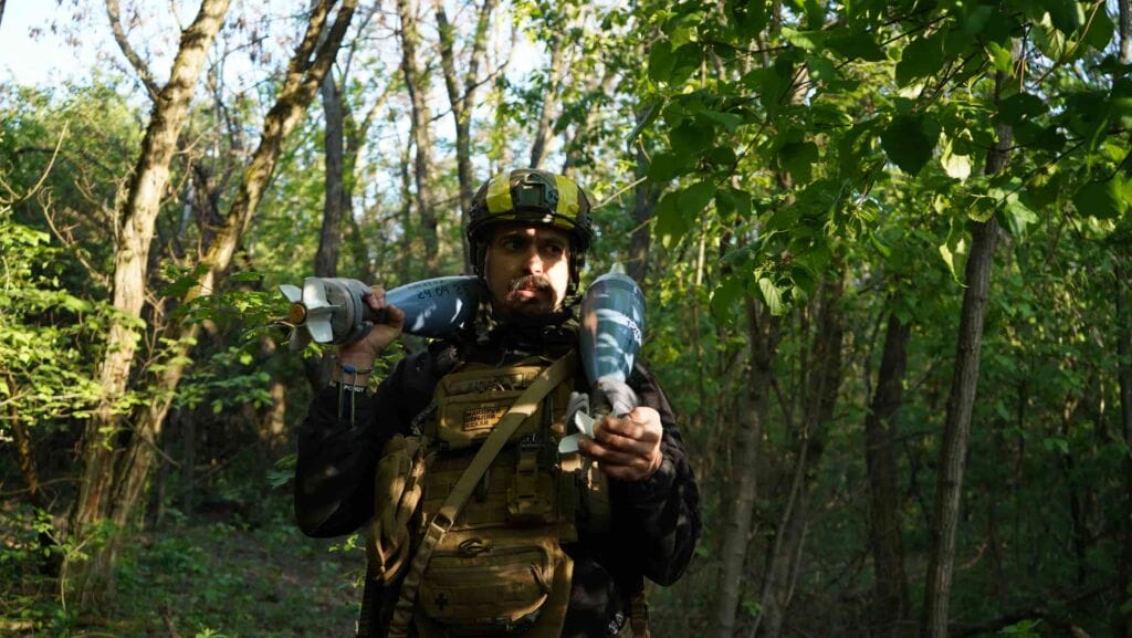 Батальйон «Хорив» боець несе снаряди до міномету