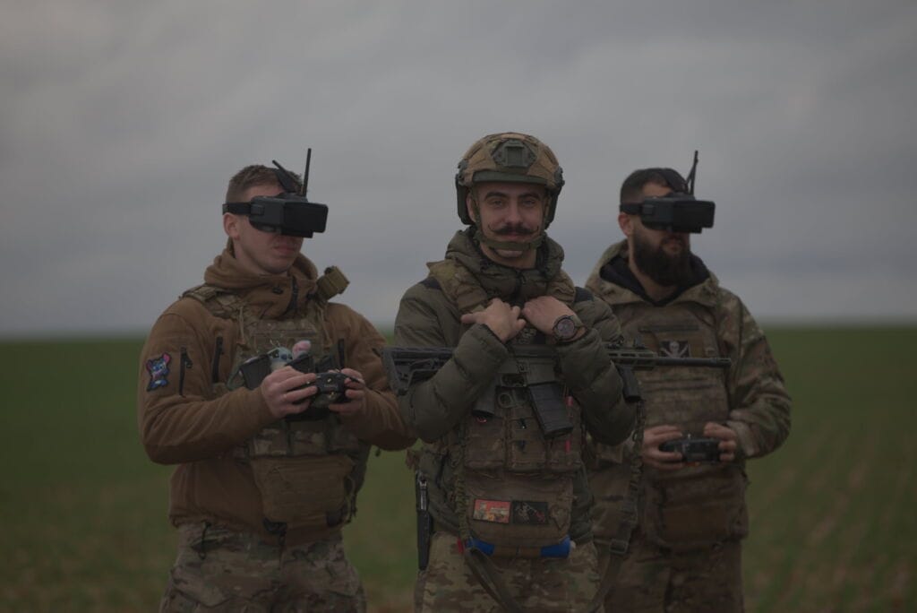Батальйон «Кондор» трое пілотів БПЛА в окулярах