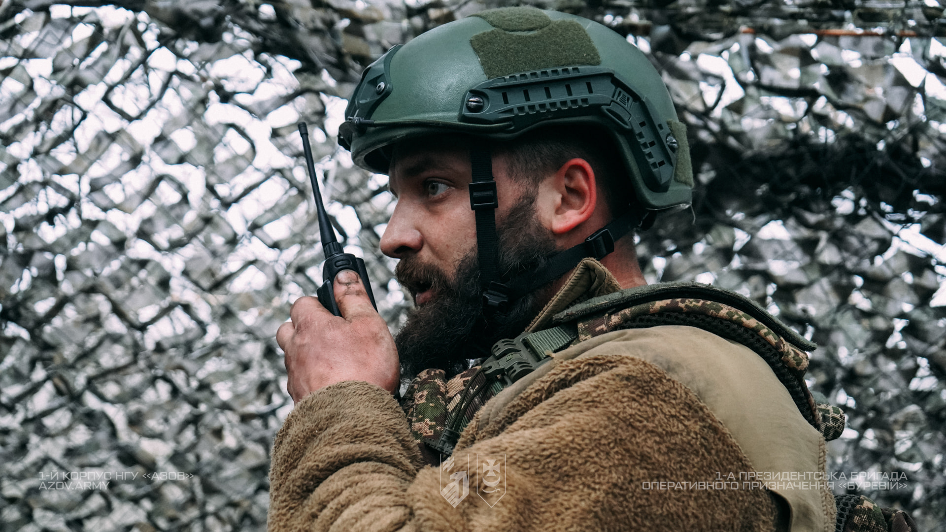 Командир розрахунку гаубиці «Богдана» координує роботу артилеристів по радіостанції