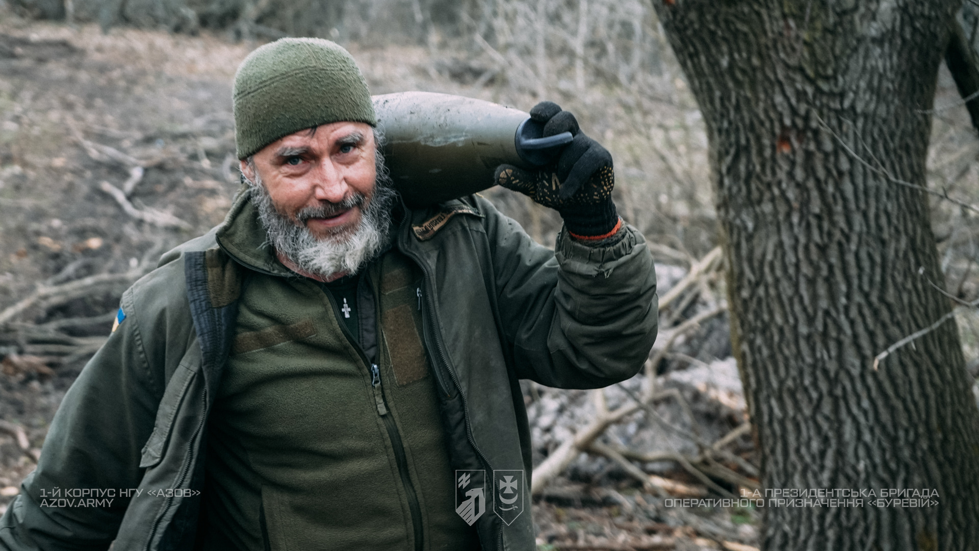 Артилерист переносить 155-мм артилерійський снаряд до гаубиці «Богдана»