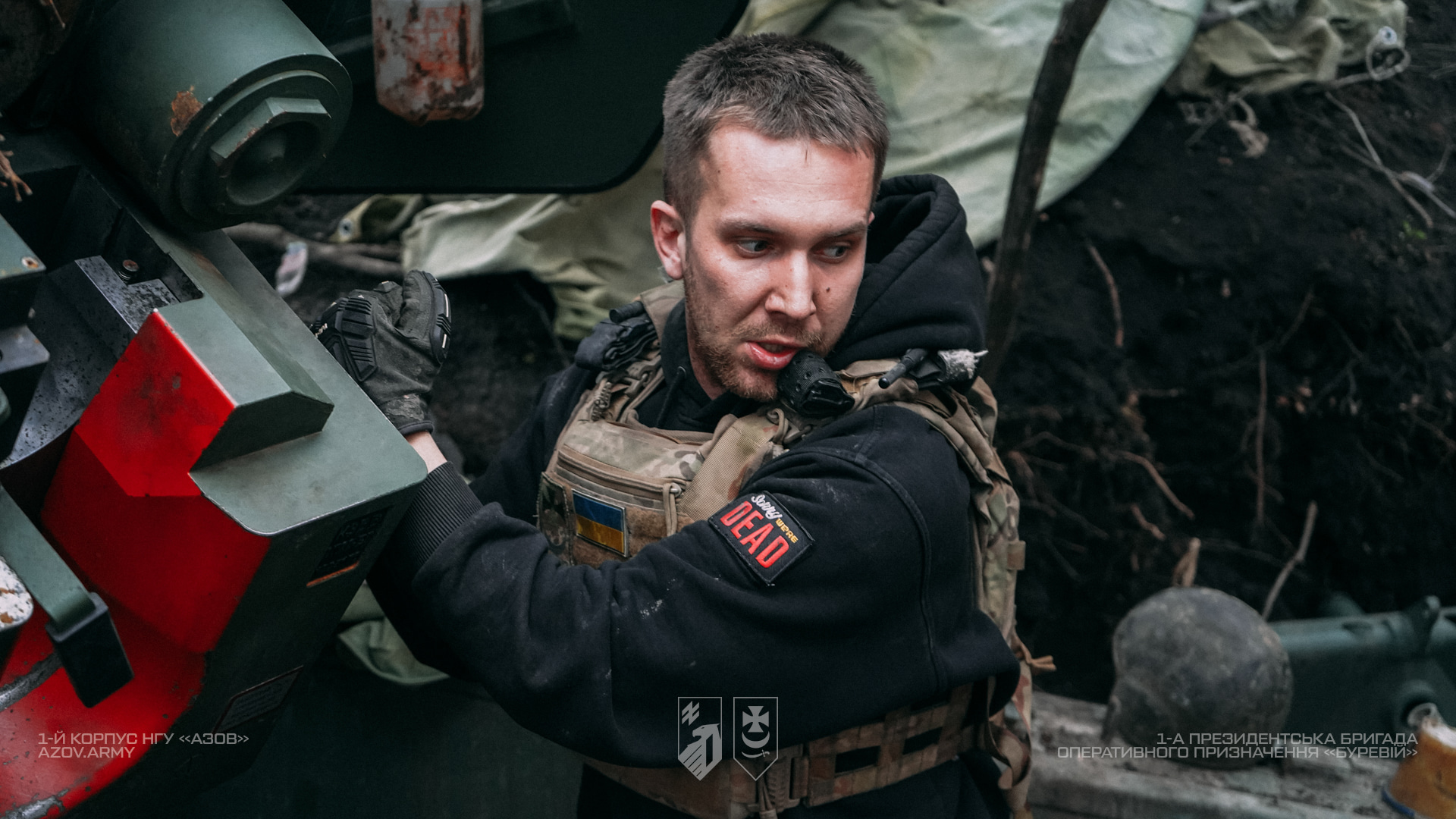 Артилерист готує гаубицю «Богдана» до виконання вогневого завдання