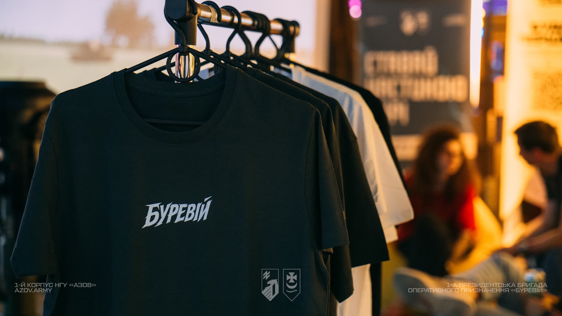 Футболка з символікою 1-ї Президентської бригади «Буревій» на стенді Atlas Festival