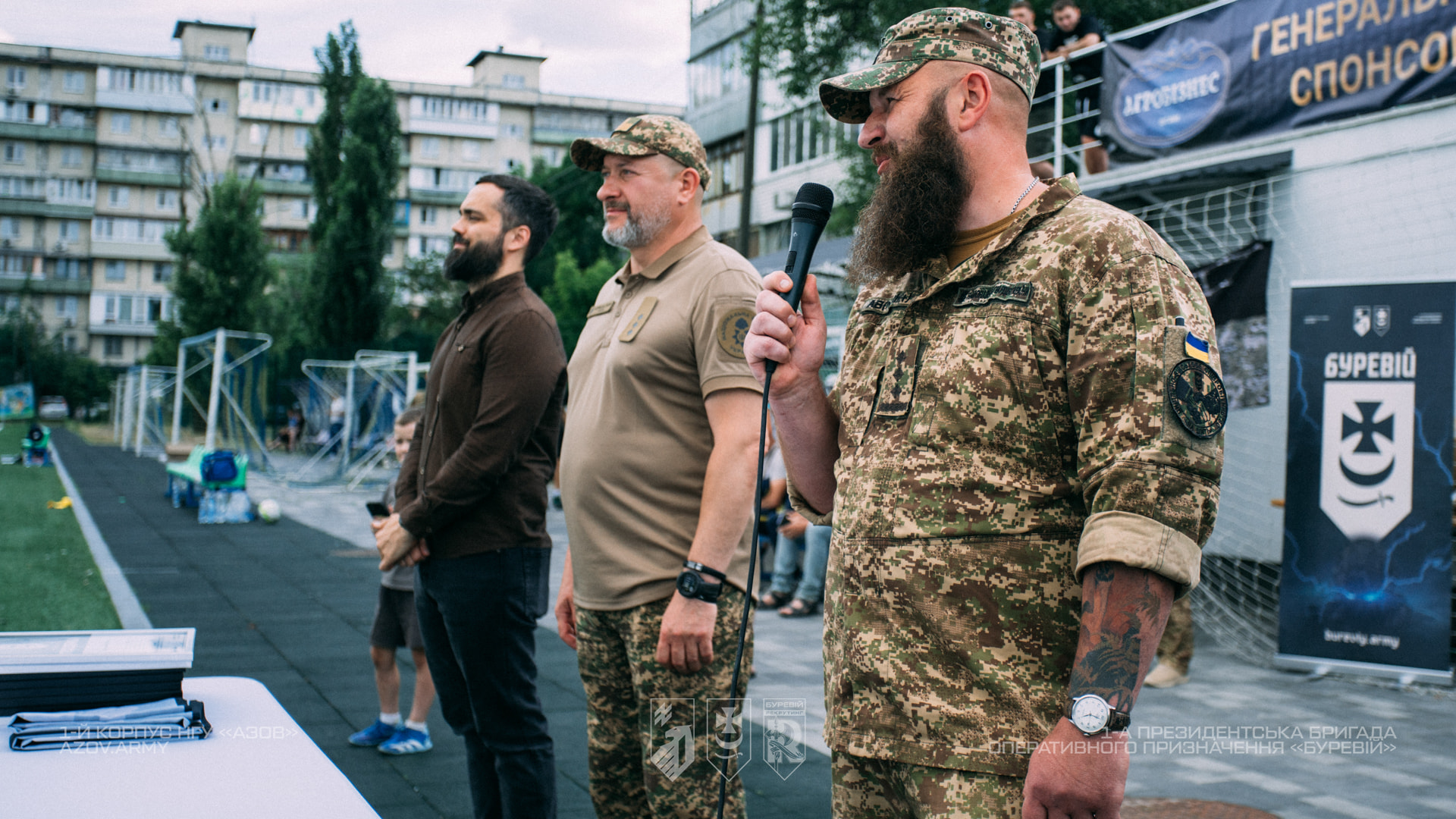 Військовий виступає на відкритті благодійного футбольного матчу пам'яті загиблих військових бригади «Буревій»