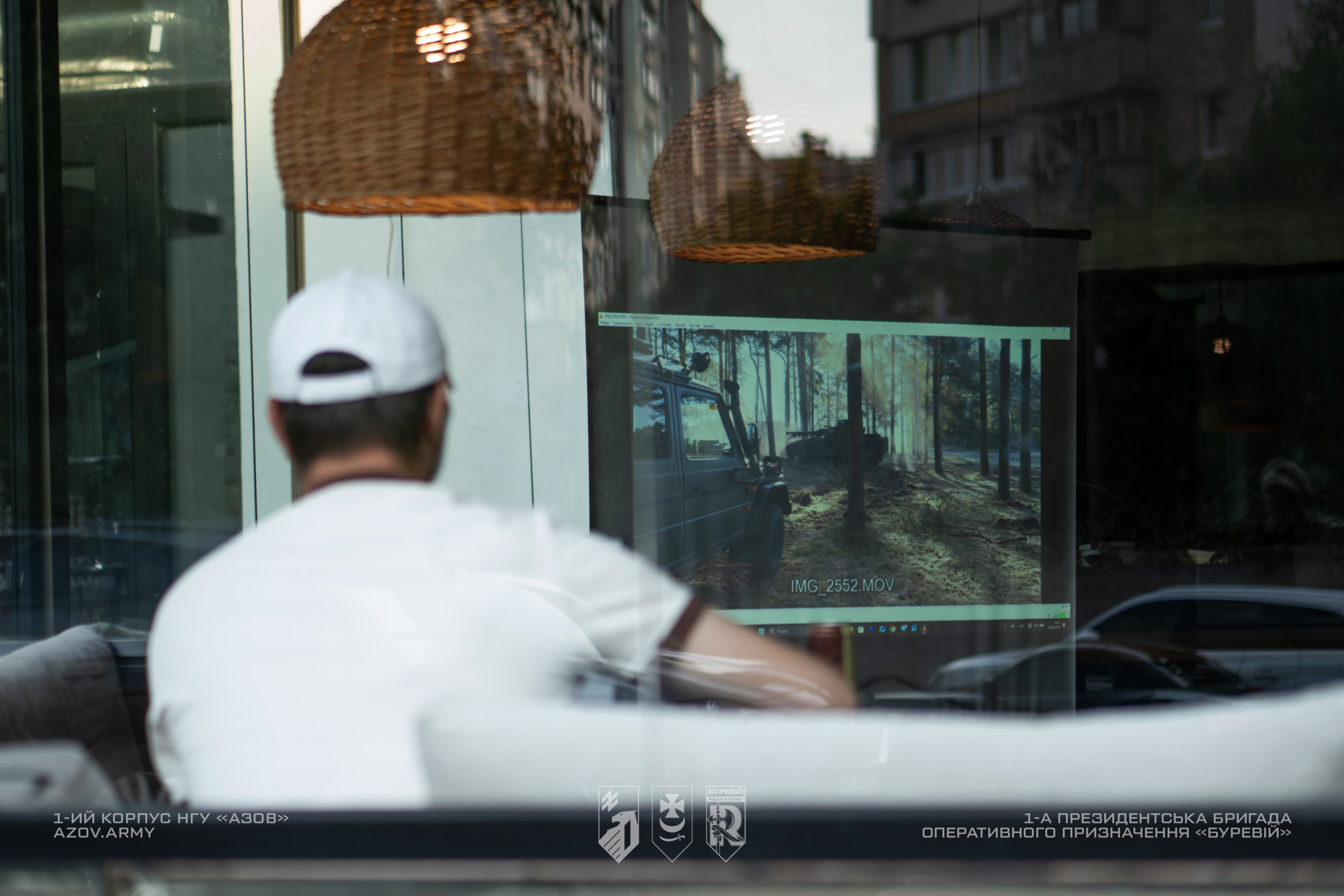 Перегляд відеопрезентації 1-ї Президентської бригади оперативного призначення «Буревій» під час рекрутингової зустрічі.