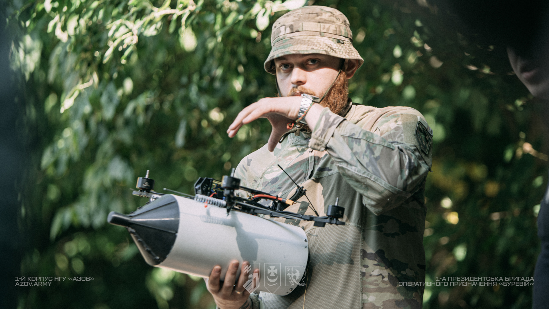 Інструктор демонструє бойове застосування FPV-дрона під час військово-патріотичного вишколу в Хмельницькому.