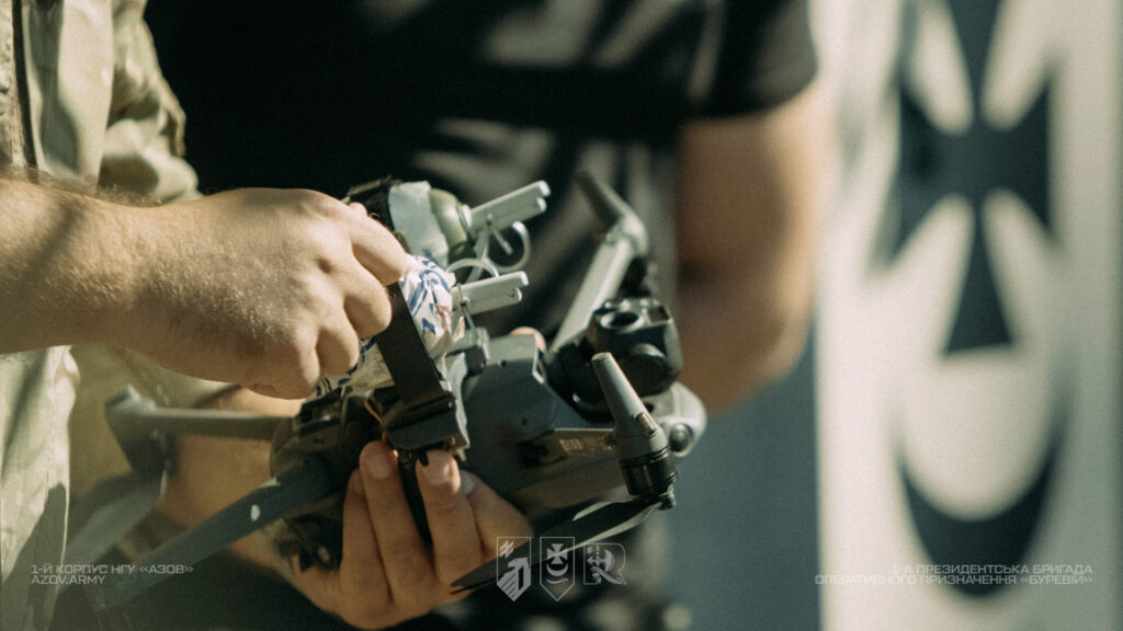 Підготовка FPV-дрона до практичних занять під час військово-патріотичного вишколу.
