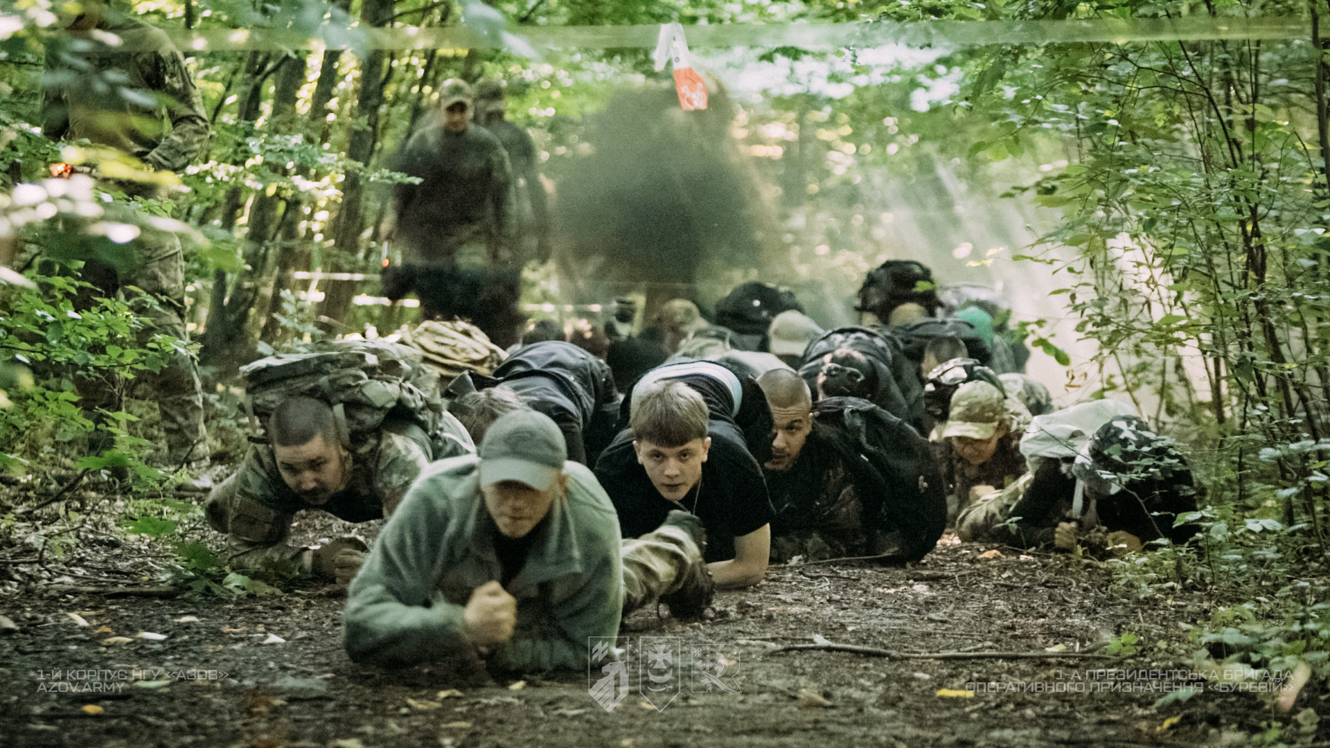 Учасники військово-патріотичного вишколу долають смугу перешкод у Хмельницькому.