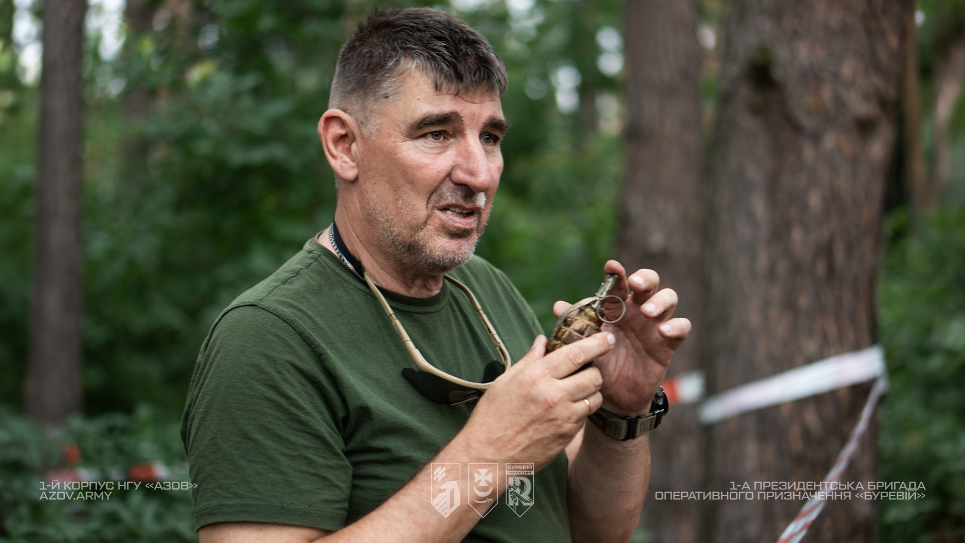 Військовослужбовець 1-ї Президентської бригади «Буревій» проводить заняття з мінно-вибухової безпеки для підлітків