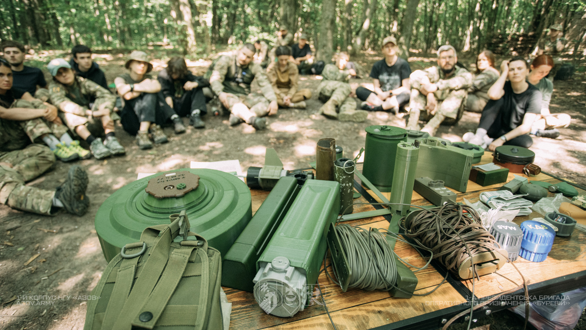 Учасники знайомляться з макетами сучасних мін під час заняття з мінно-вибухової безпеки.