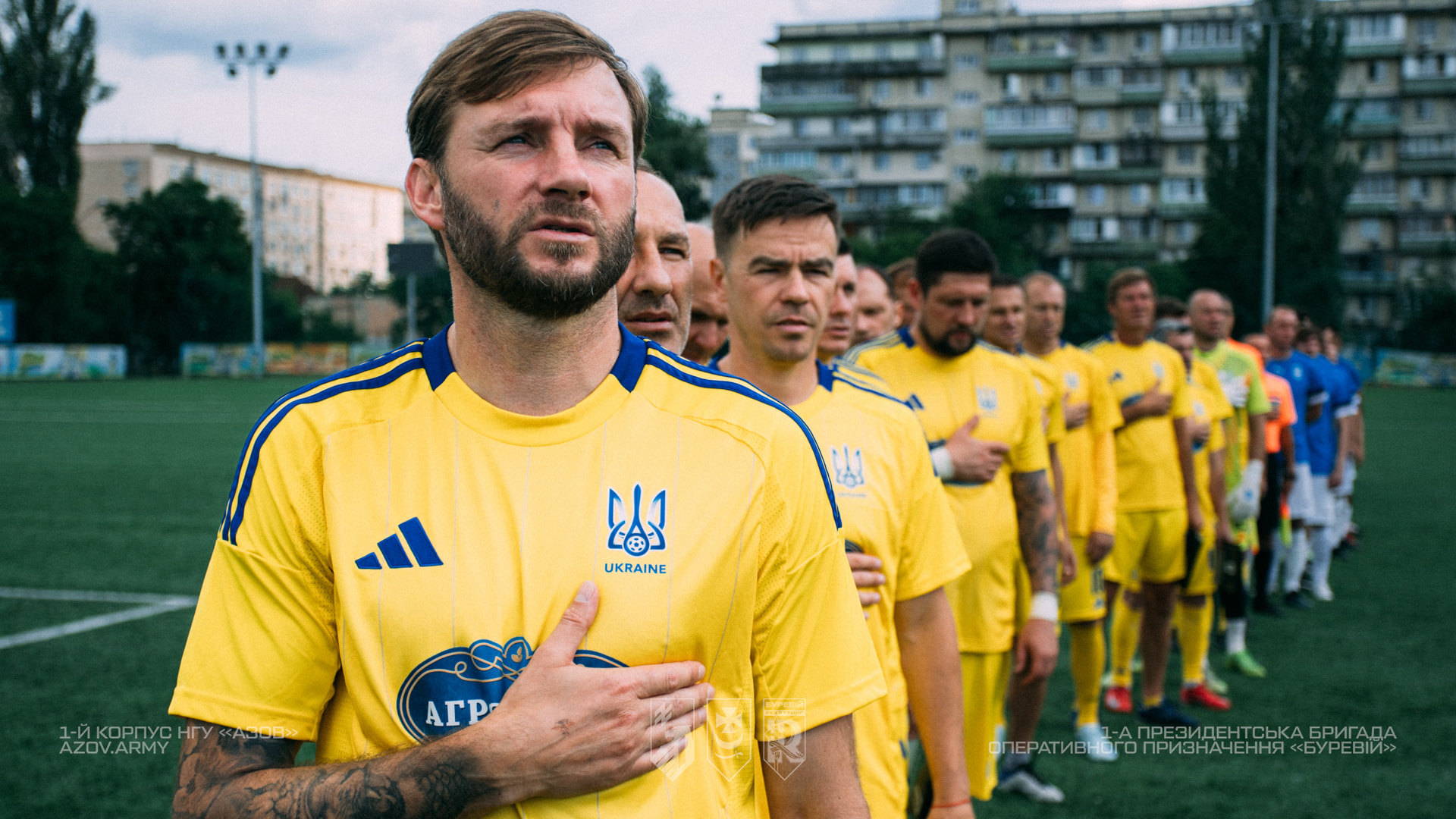 Учасники благодійного футбольного матчу виконують Державний Гімн України