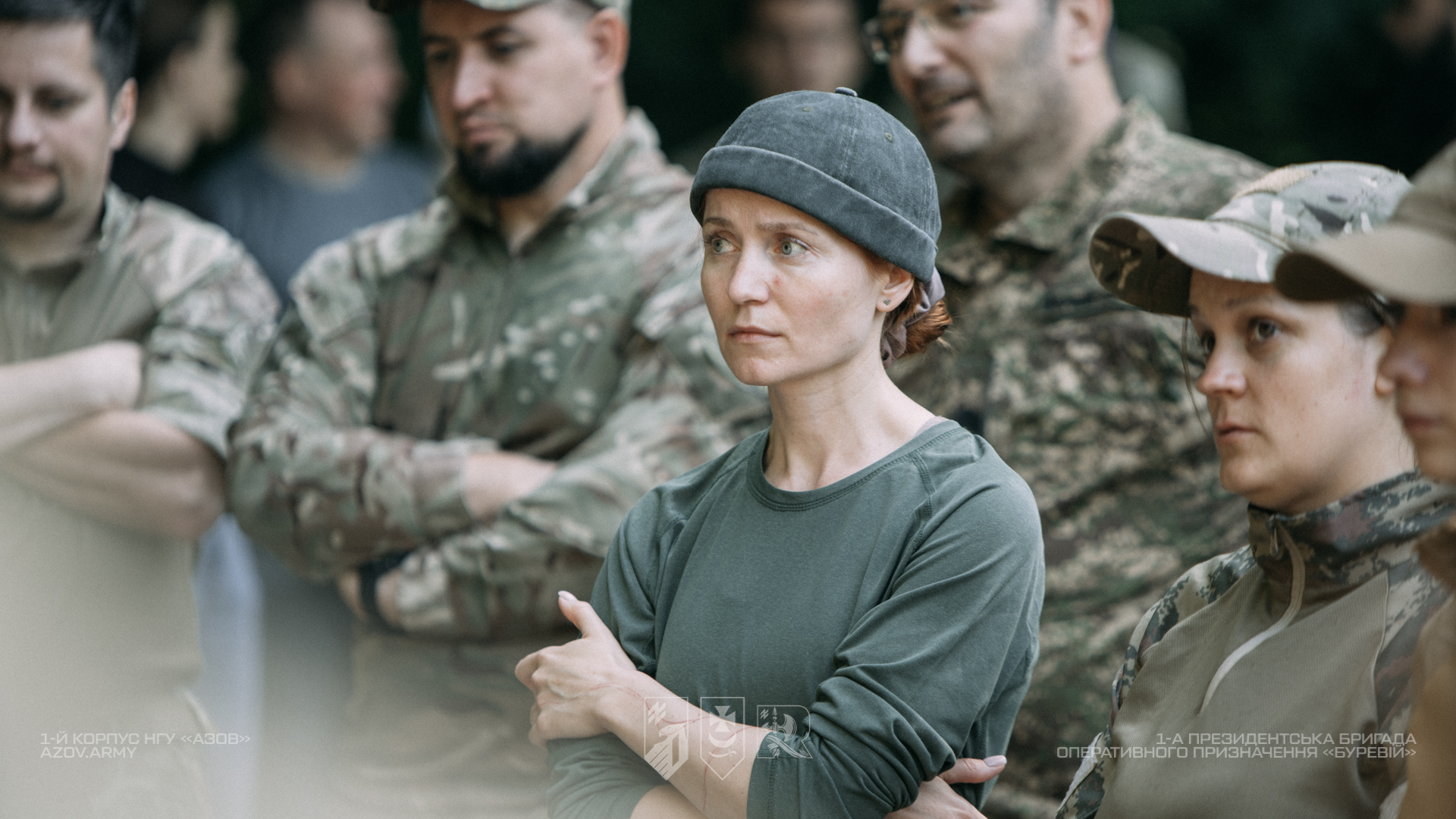 Учасники слухають лекцію під час військово-патріотичного вишколу від бригади «Буревій».