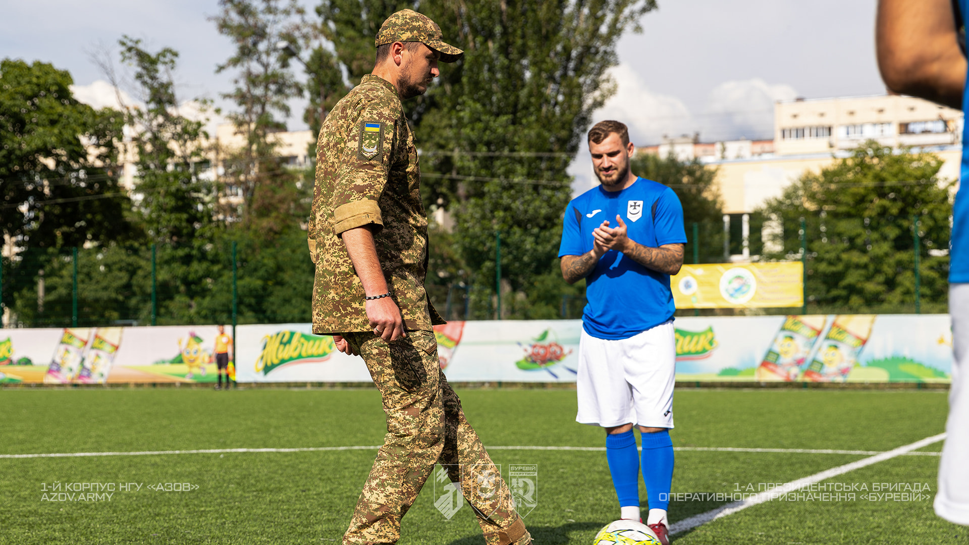 Військовий виконує символічний перший удар м'яча перед благодійним футбольним матчем