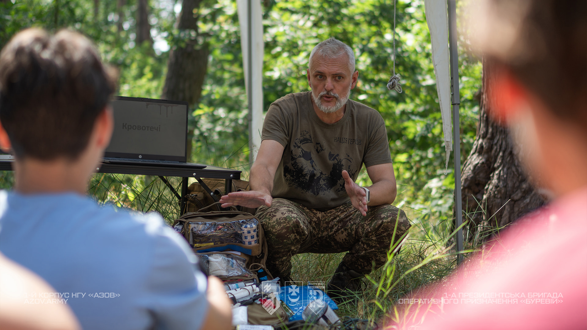 Військовослужбовець 1-ї Президентської бригади «Буревій» проводить заняття з тактичної медицини для підлітків