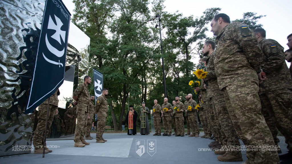 Військовослужбовці бригади «Буревій» біля меморіалу «Хрест Героїв» у Вишгороді