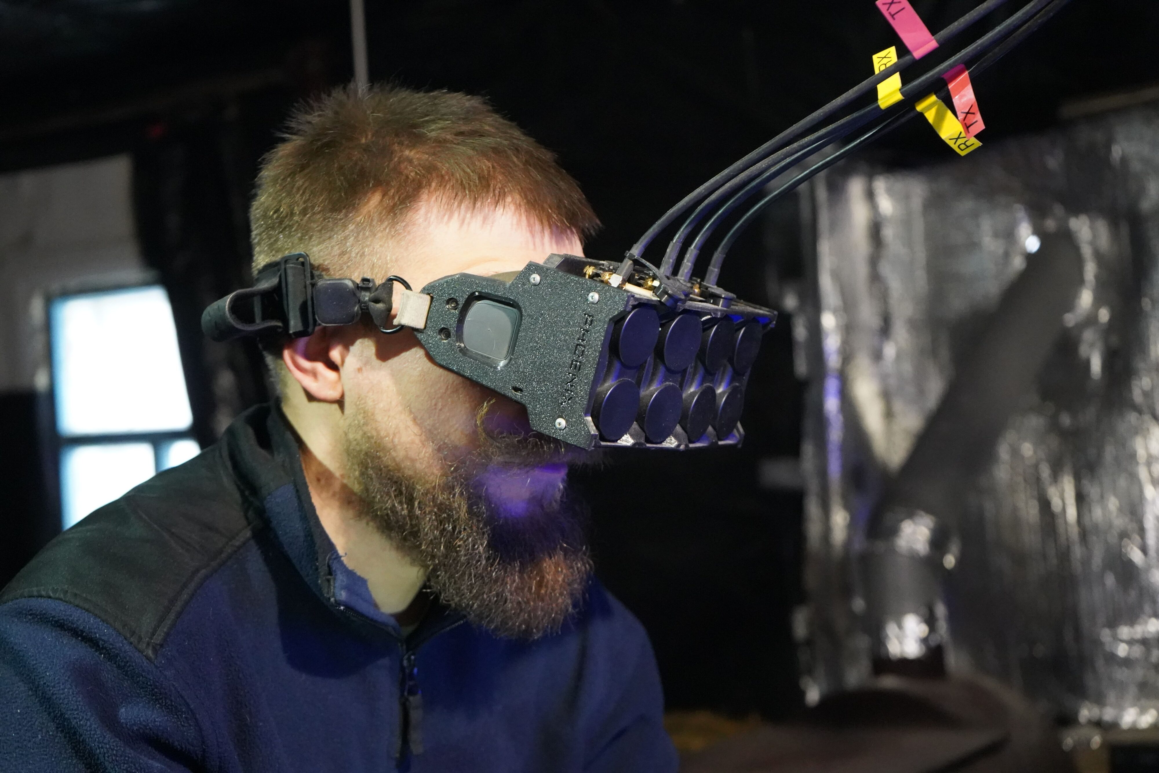 Оператор дрона в FPV-окулярах