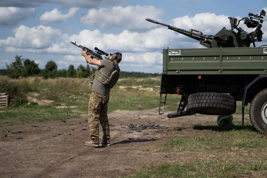 Військовий стріляє з автомата в небо