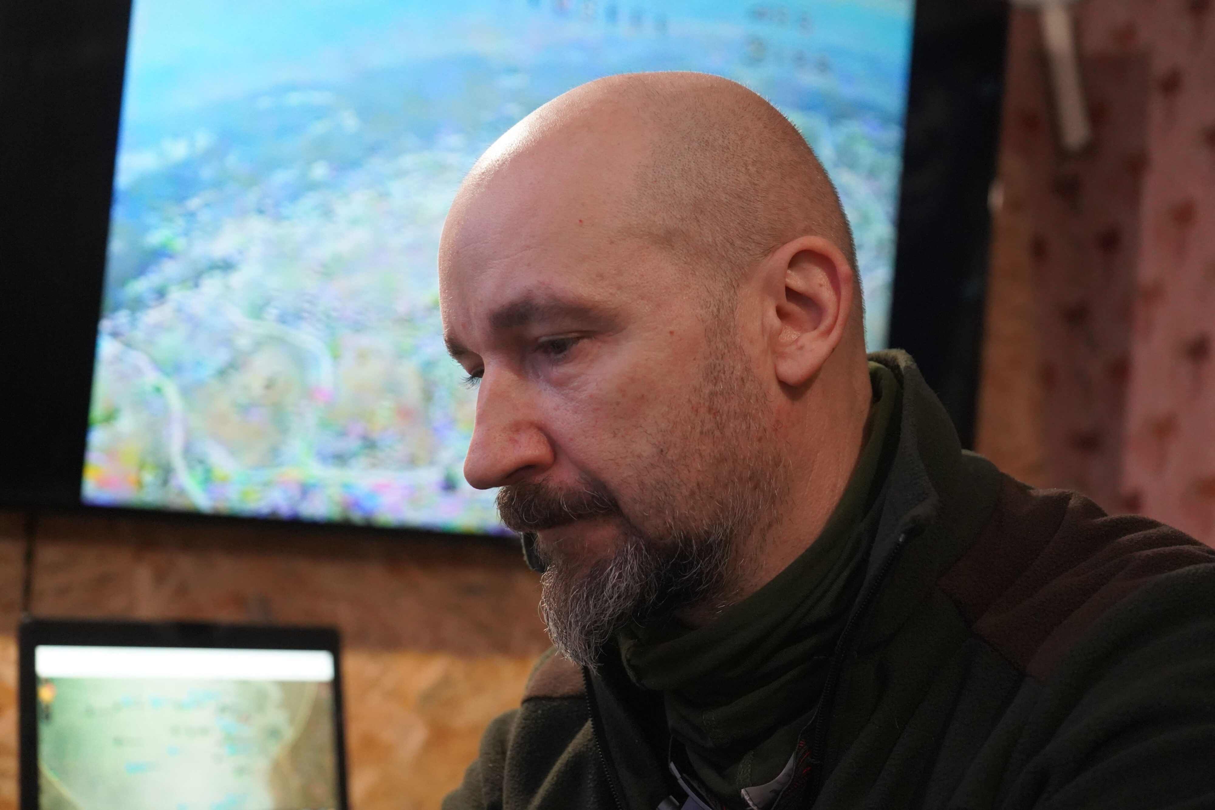 Військовий на тлі екрана з відео з дрона