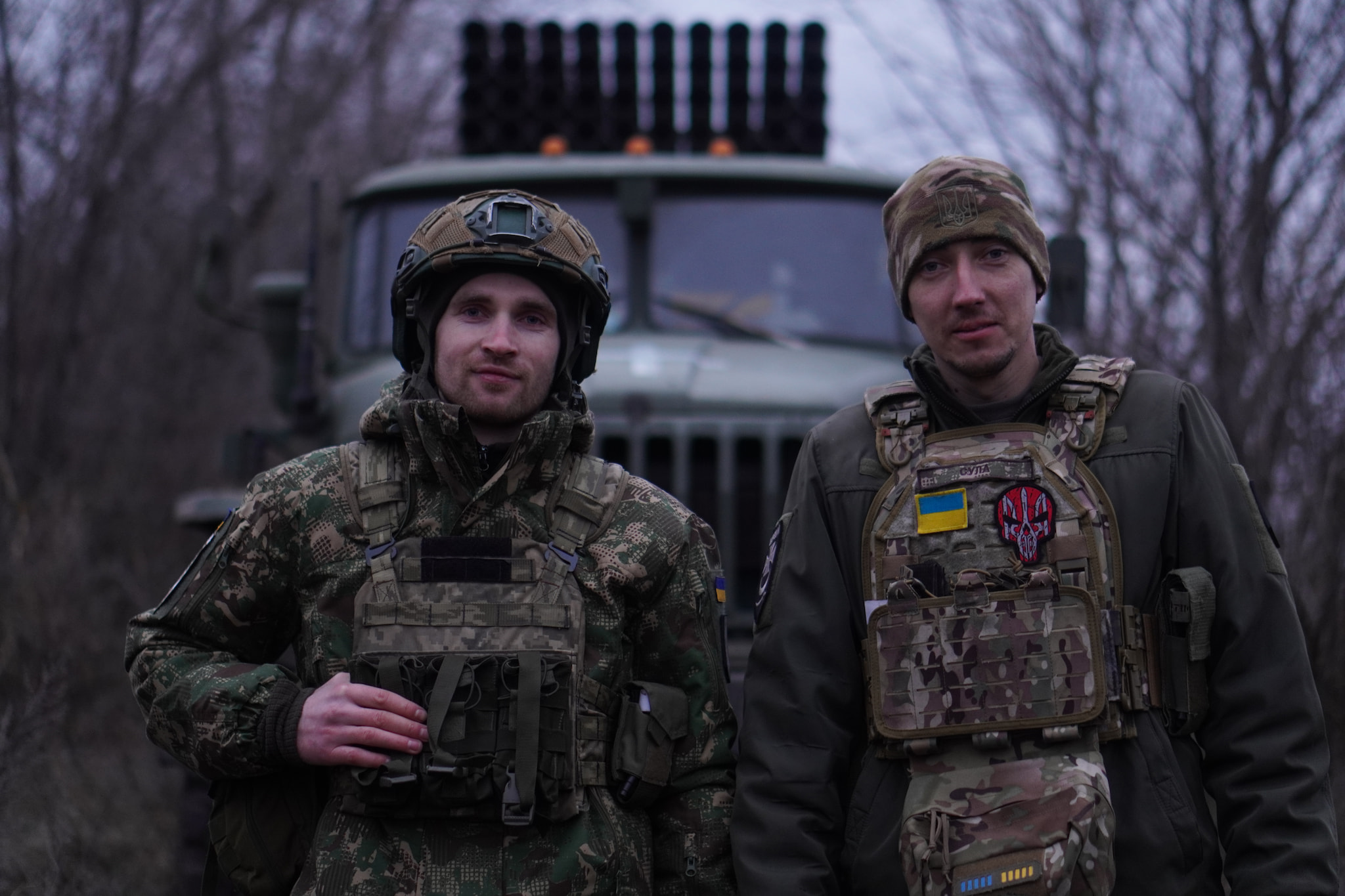Двоє військових на тлі РСЗВ