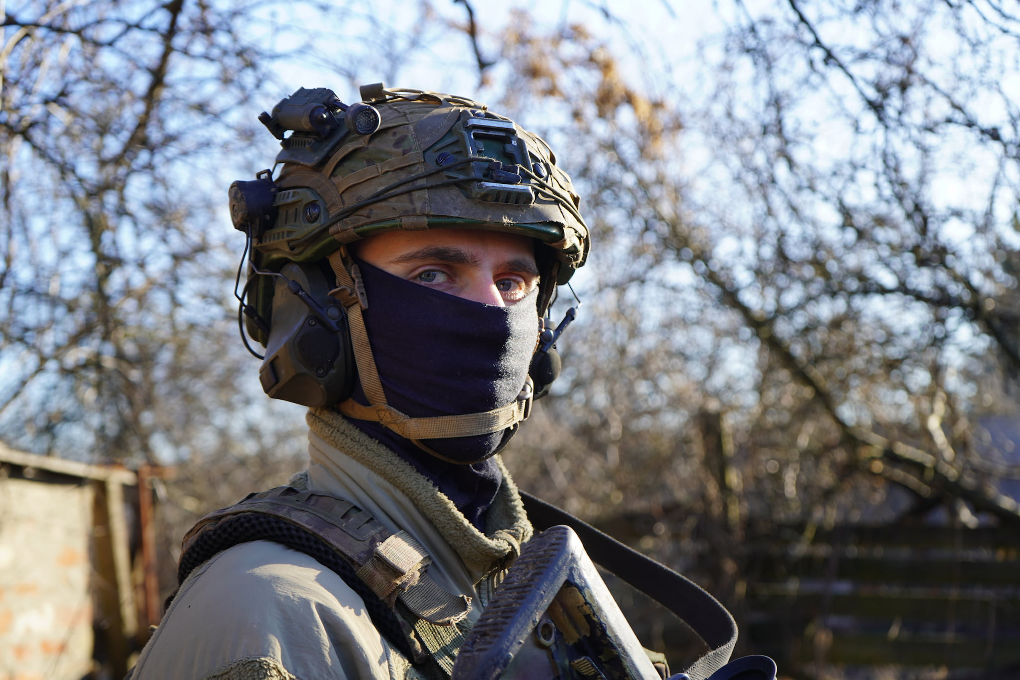 Портрет військового в шоломі
