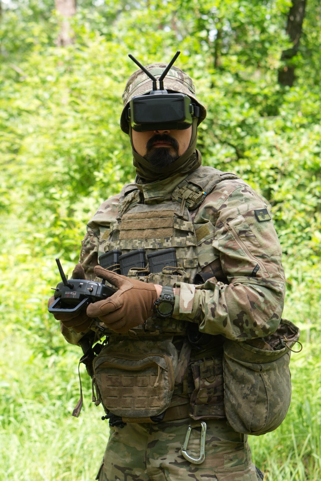 Оператор FPV-дрона з пультом