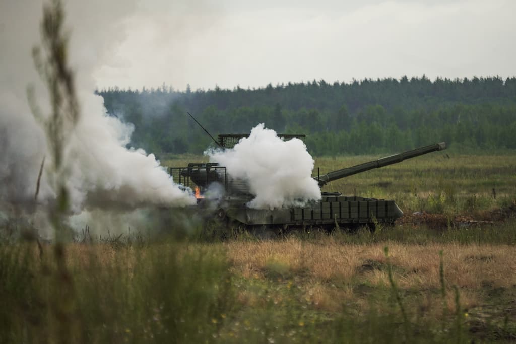 Танк у диму на полігоні