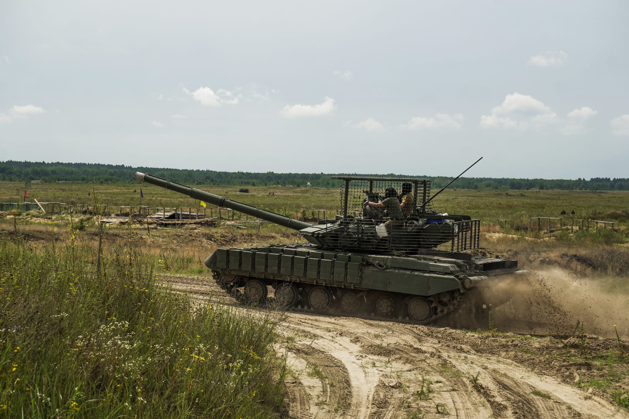 Танк із захисною сіткою рухається полігоном