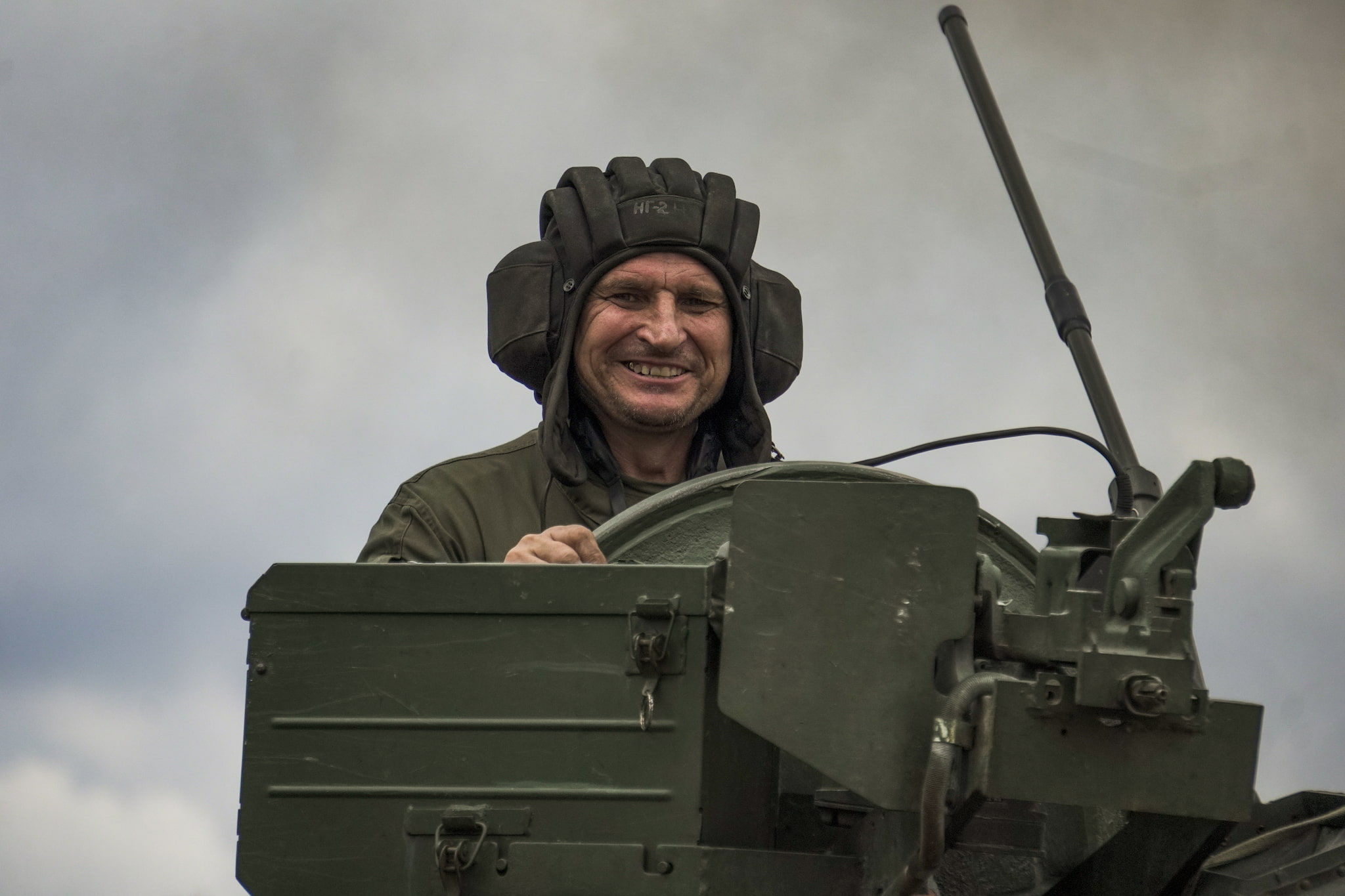 Усміхнений танкіст на башті