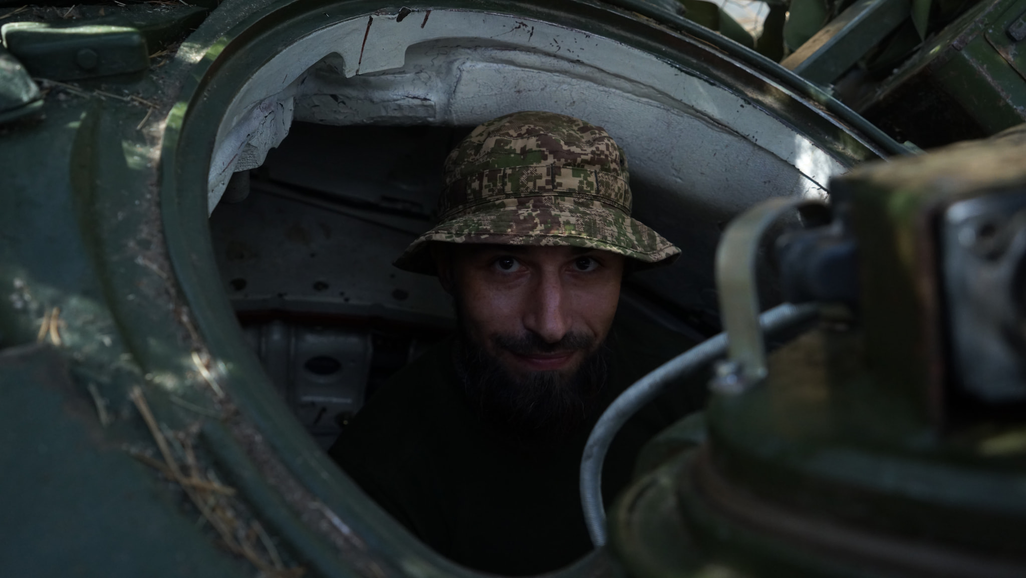 Танкіст у люку танка