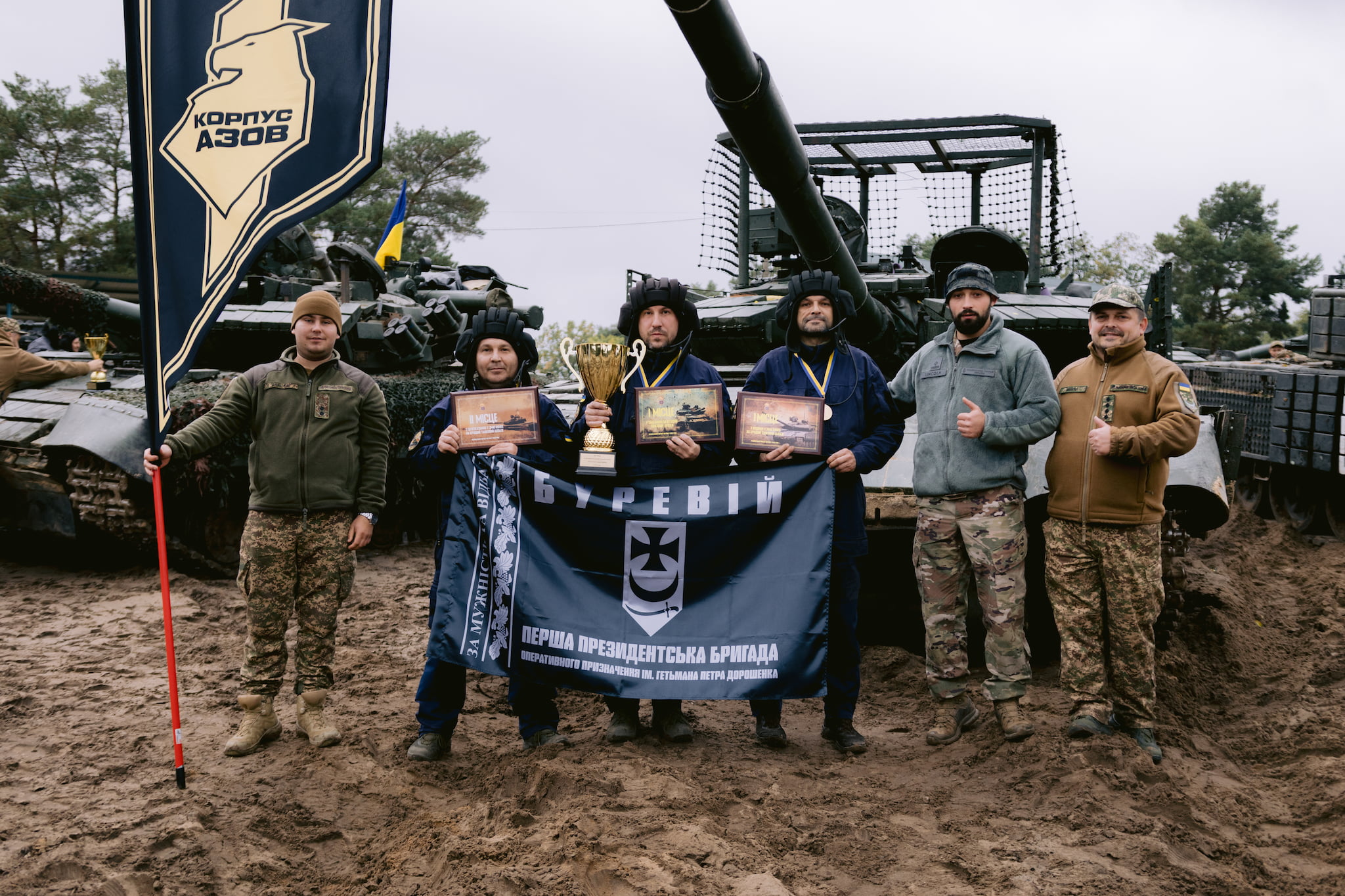 Нагородження екіпажу біля танків